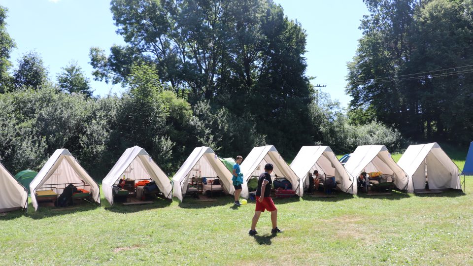 Na indiánském táboře spí děti pod stany