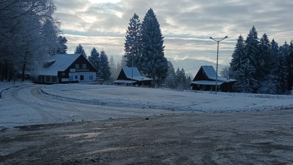 Než si vyšlápnete k rozhledně, auto můžete nechat na parkovišti | foto: Silvie Pospíšilová, Český rozhlas Než si vyšlápnete k rozhledně, auto můžete nechat na parkovišti