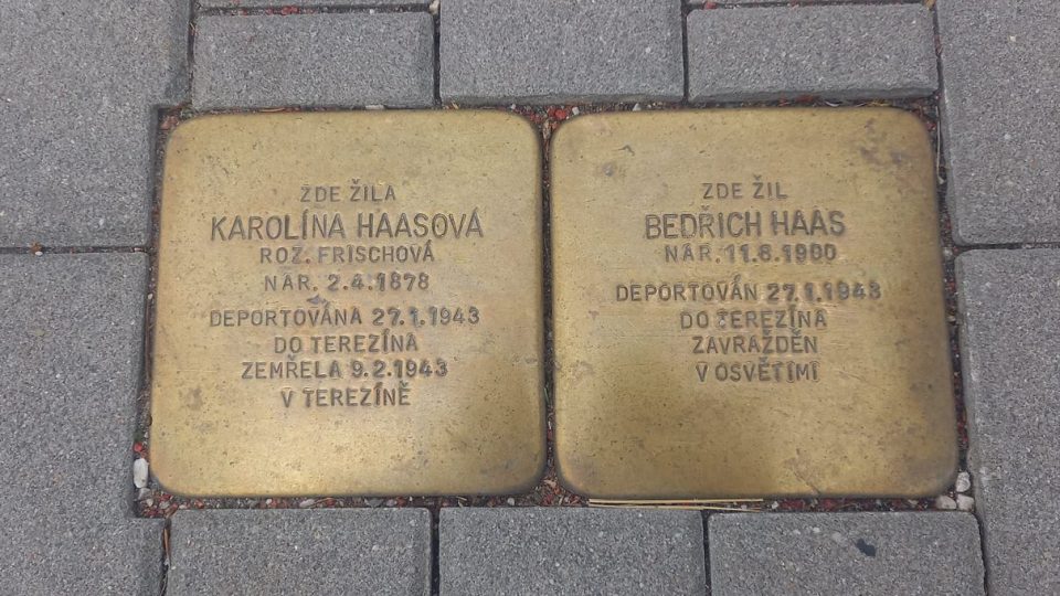 Kameny zmizelých, Karolína Haasová se synem Bedřichem Brumovská ulice, Valašské Klobouky | foto: Markéta Macháčková, Český rozhlas Kameny zmizelých, Karolína Haasová se synem Bedřichem Brumovská ulice, Valašské Klobouky