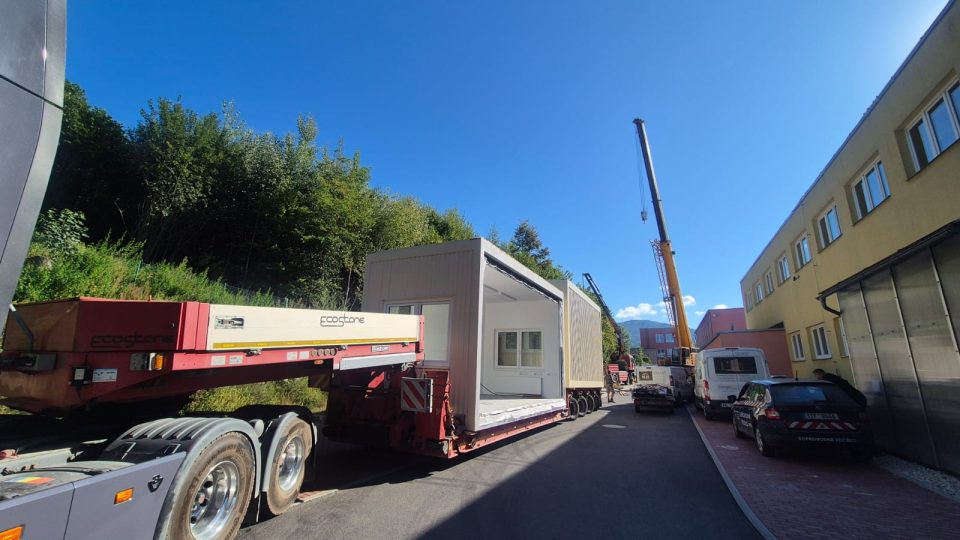 Rožnov pod Radhoštěm, Středisko volného času, instalace nové modulární učebny v zahradě | foto: Gabriela Hykl, Český rozhlas Rožnov pod Radhoštěm, Středisko volného času, instalace nové modulární učebny v zahradě