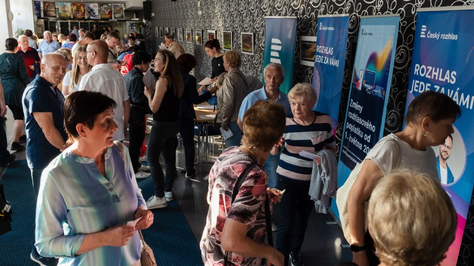 Blížící se diváci | foto: Jiří Šeda Blížící se diváci