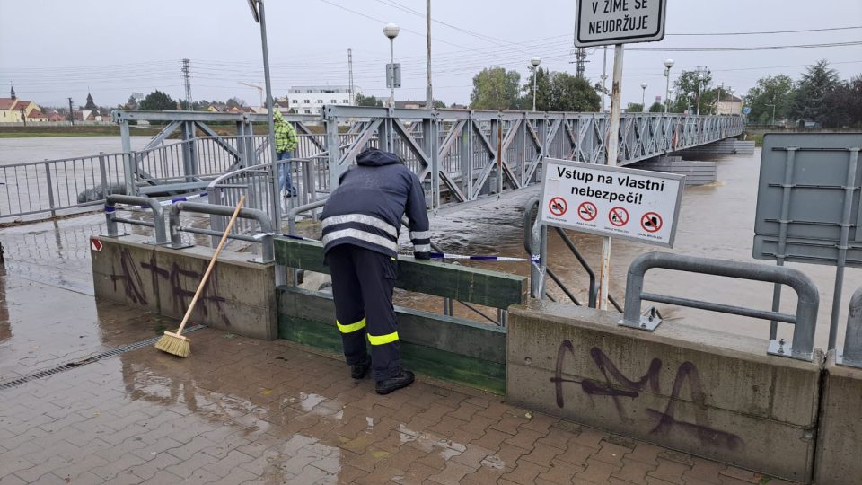 Uherské Hradiště, řeka Morava, stavba hrází 15. 9. 2024, 9:00