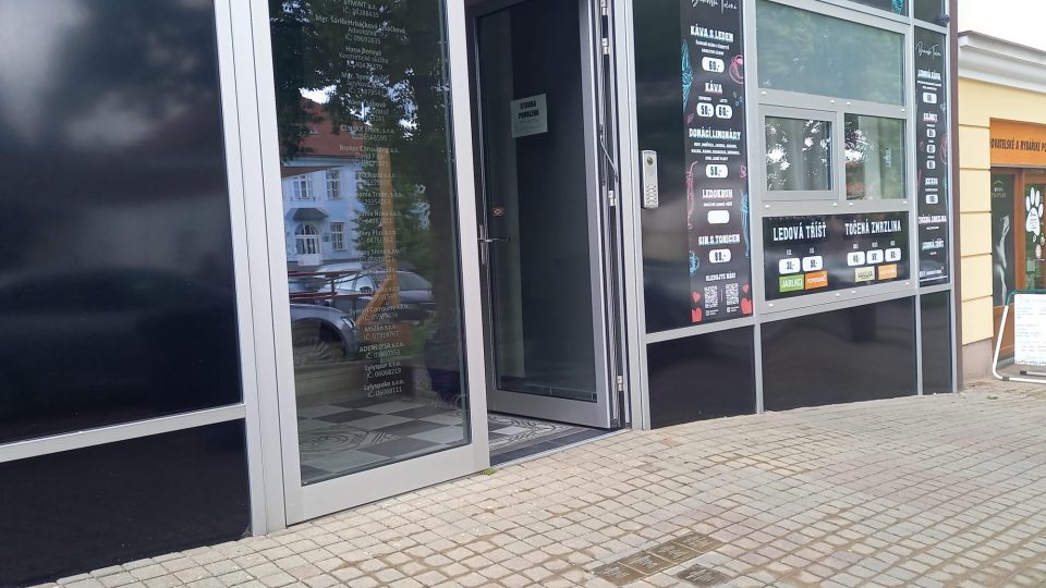 Kameny zmizelých, 5 kamenů před domem čp 167 na Masarykově náměstí ve Valašských Kloboukách | foto: Markéta Macháčková, Český rozhlas Kameny zmizelých, 5 kamenů před domem čp 167 na Masarykově náměstí ve Valašských Kloboukách