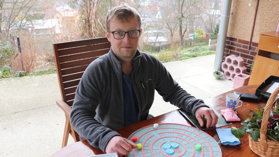 Labyront - desková hra pro nevidomé, jeden z jejích tvůrců Miroslav Dančák