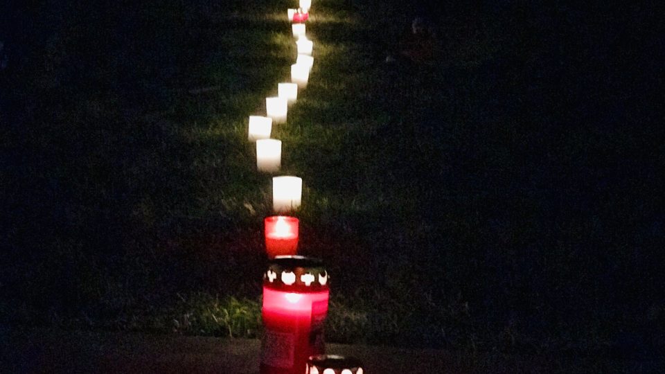 Sedm stovek metrů dlouhý řetěz vytvořený ze svíček ve Zlíně