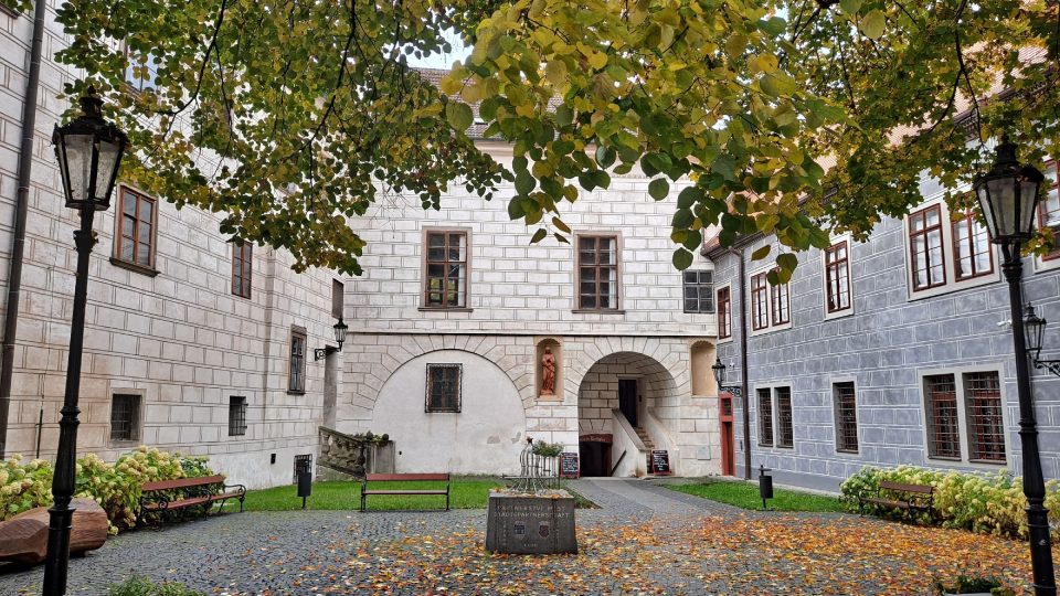 Budova lékárny přiléhá k zámeckému křídlu