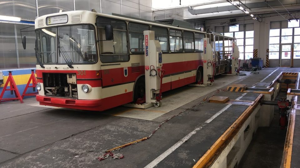 Ve Zlíně opravují kloubový trolejbus Škoda-Sanos