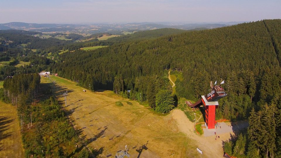 Vyhlídku si mohou užít i horolezci. Jeden bok můstku má totiž lezeckou stěnu