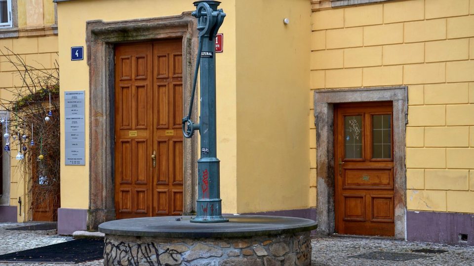 Opravená původní studna stojí v jižní části dvora | foto: Jolana Nováková, Český rozhlas Opravená původní studna stojí v jižní části dvora