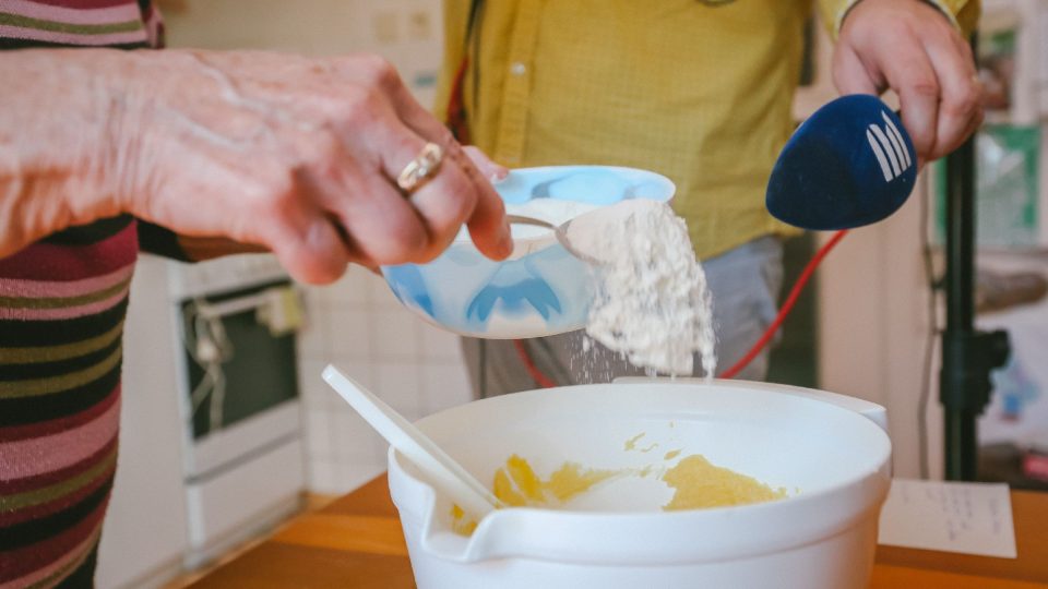 Do žloutkové směsi postupně přidáváme mouku