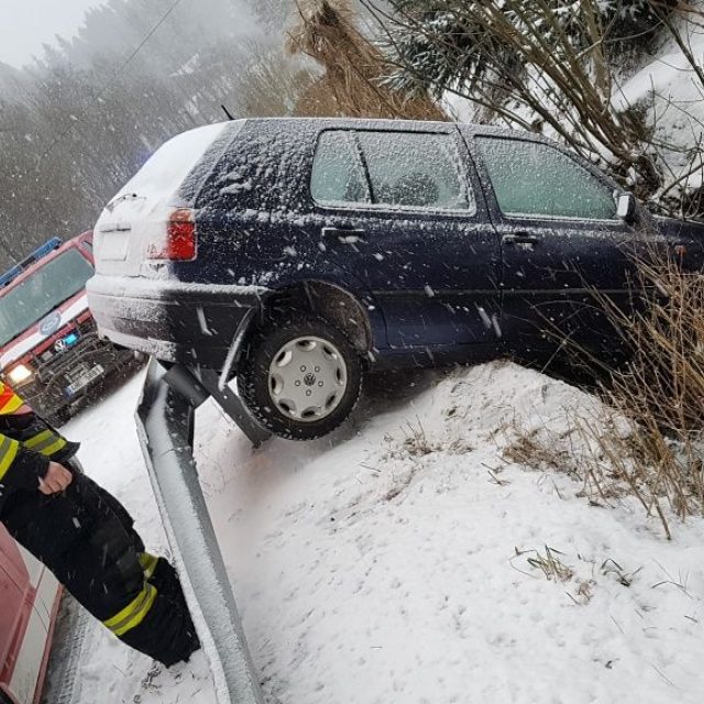 Sníh komplikoval dopravu na silnicích | foto:  HZS Královéhradeckého kraje