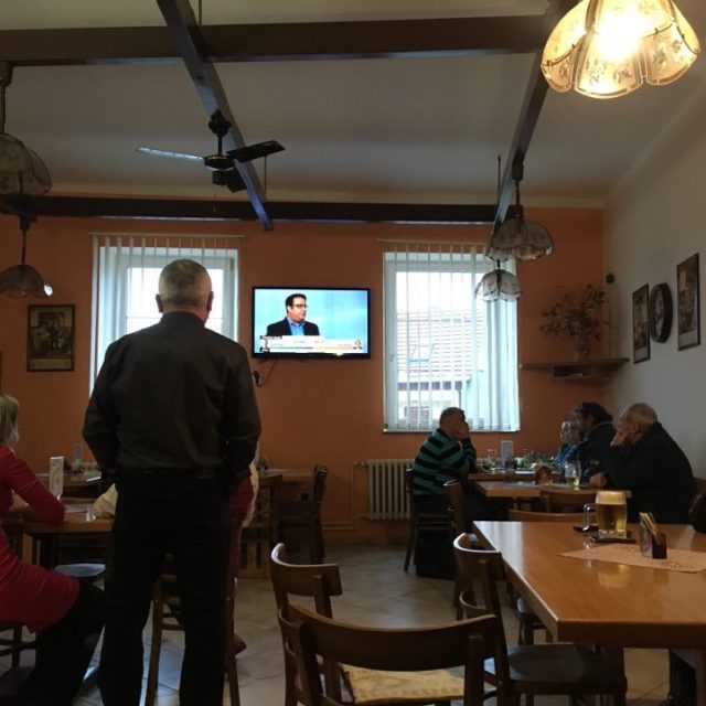 Lidé sledují výsledky voleb v Osvětimanech | foto: Karolína Wernerová,  Český rozhlas