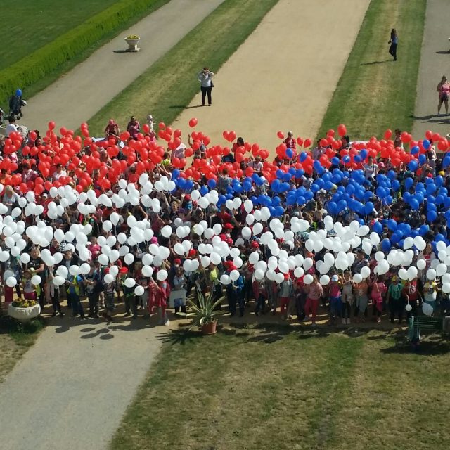 Holešovská česká vlajka z balónků | foto: Pavel Sedláček