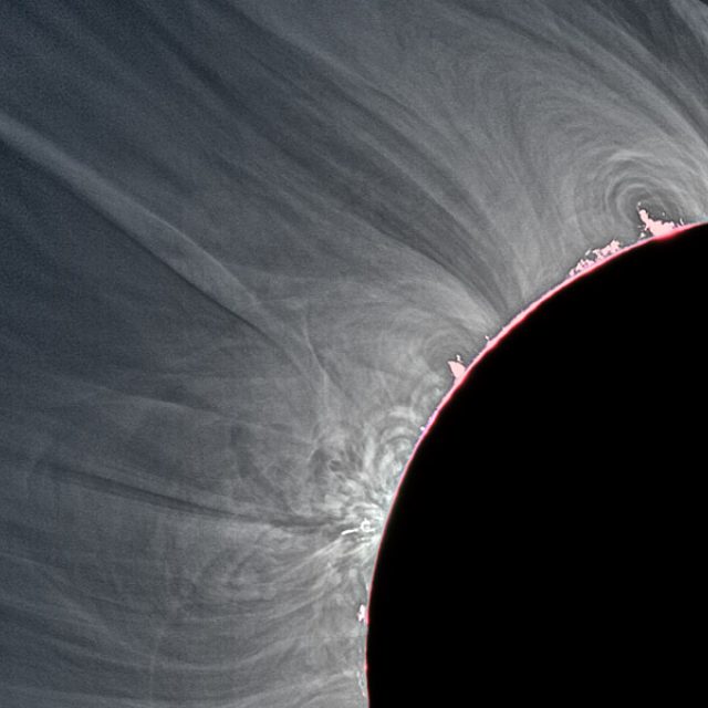 Při zatmění Slunce je vidět chromosféra a koróna | foto: Miloslav Druckmüller