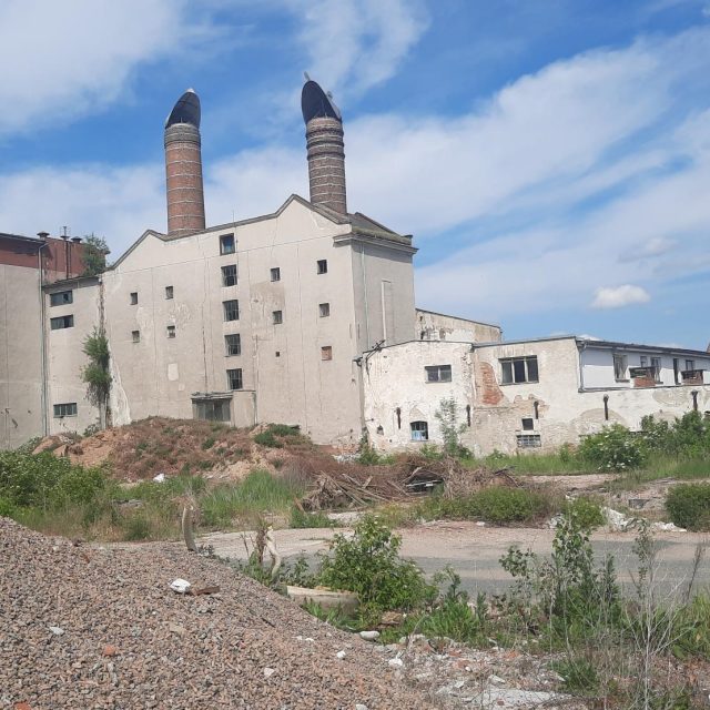 Jarošov,  Uherské Hradiště,  pivovar,  chátrající areál ještě s dvojicí komínů | foto: Michal Sladký,  Český rozhlas