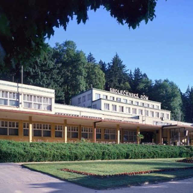 Společenský dům postavený ve 30. letech 20. století je novodobým kulturním a společenským centrem lázní Luhačovice | foto:  Lázně Luhačovice