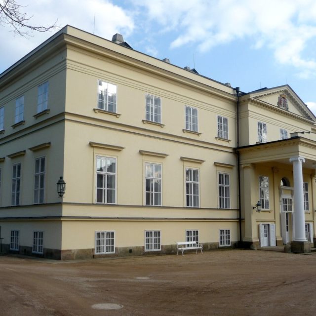 Nový zámek v Kostelci nad Orlicí restituovala rodina Kinských v roce 1992 | foto: Václav Žmolík,  Český rozhlas
