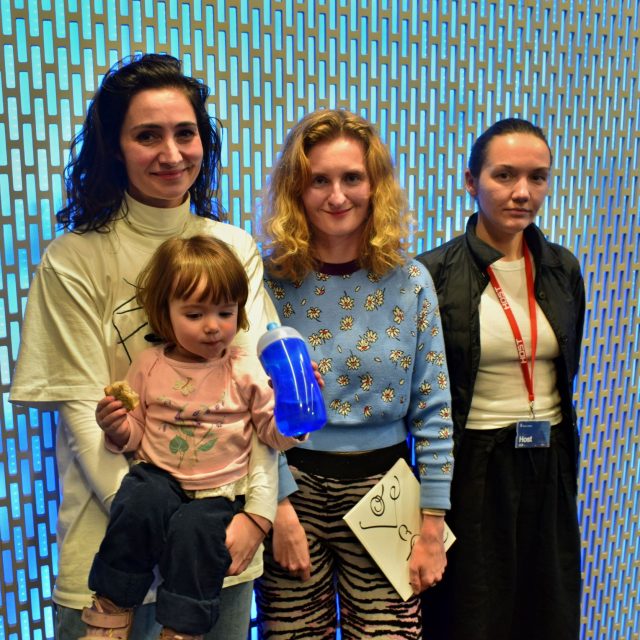 Módní publicistka Veronika Ruppert,  autorka a editorka publikace Karolína Juříková a návrhářka a ilustrátorka Daria Makeeva v ArtCafé | foto: Šárka Mattová,  Český rozhlas