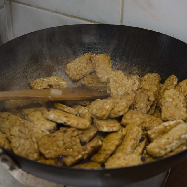 Tempeh na pánvi | foto: Petr Vidomus,  Český rozhlas