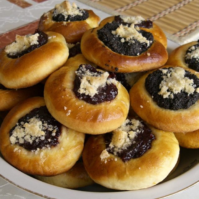 Tradiční české koláčky - makové a povidlové | foto:  Chmee2