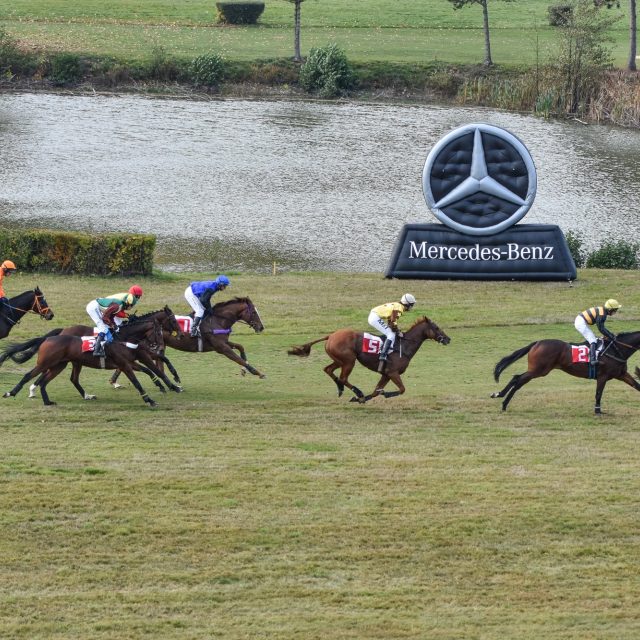 Rovinové dostihy se ve Slušovicích běhají od 900 do 3 900 metrů | foto: Petr Jaroň