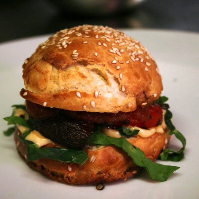 Vegetariánský burger  (ilustrační foto) | foto: Michal Plšek