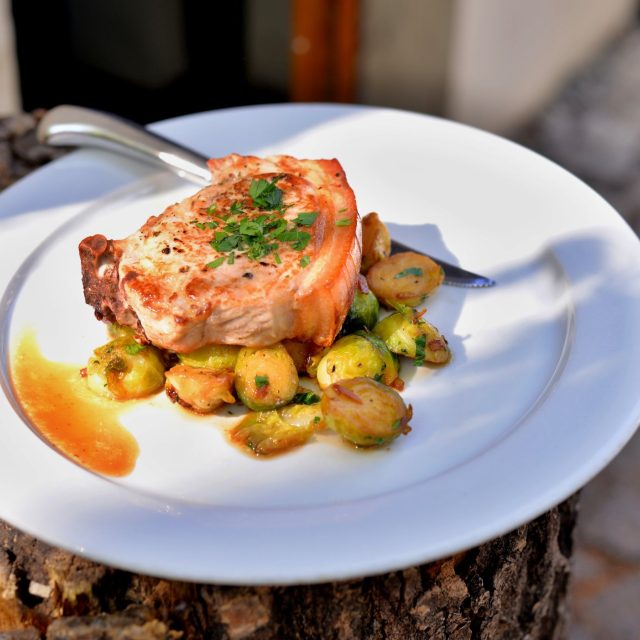 Vepřová kotleta je chuťově výborné,  relativně levné maso  (ilustrační foto) | foto: Martin Čuřík