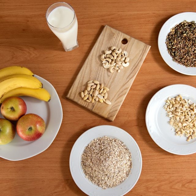 Suroviny na přípravu ovesné kaše  (ilustrační foto) | foto: Jiří Čondl,  Český rozhlas