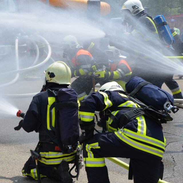 Hasiči  (ilustrační foto) | foto: CC0 Public domain,  Michael Schwarzenberger