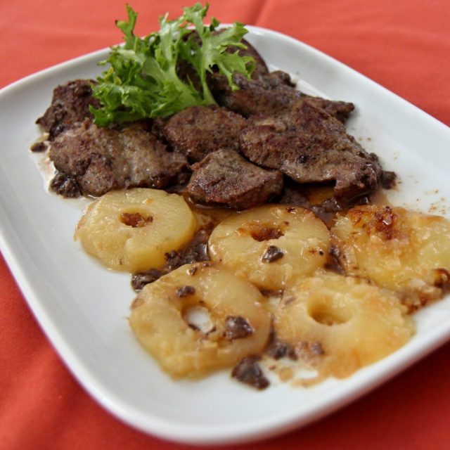 Telecí játra s jablky a cibulí podle receptu Mirky Kuntzmannové | foto: Rostislav Duršpek