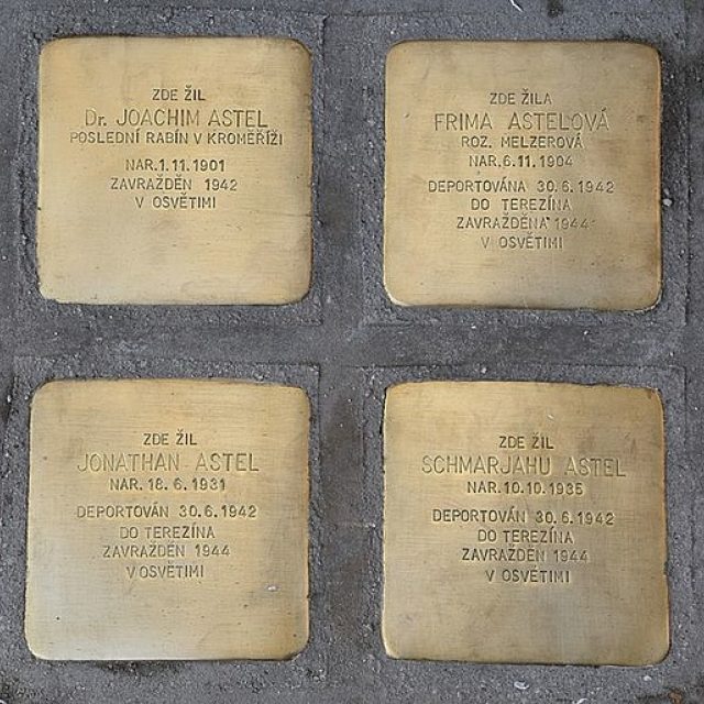 Dlažební kostky v Kroměříži připomínají oběti nacistického tažení proti Židům. | foto:  město Kroměříž