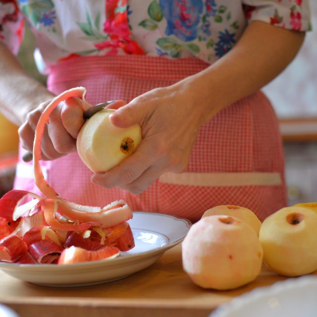 Oloupaná jablka následně nastrouháme | foto: Martin Čuřík