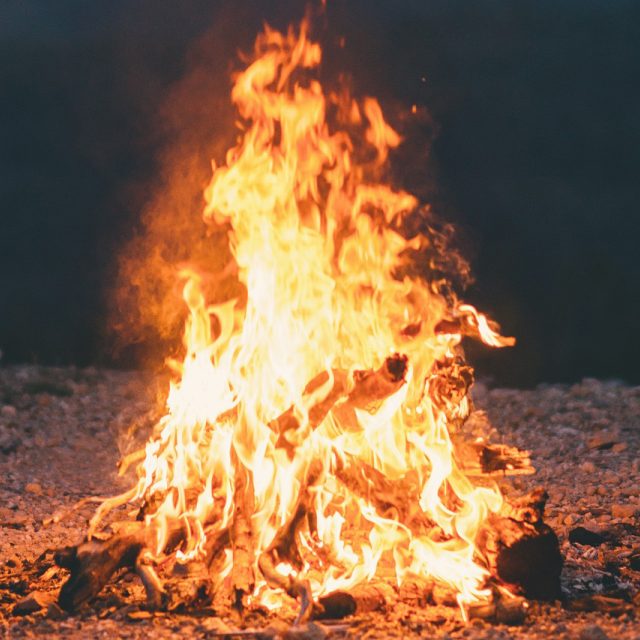 Přisedněte k táboráku a poslechněte si příběh z daleké Aljašky | foto: Licence Public domain CC0,  Fotobanka Pixabay