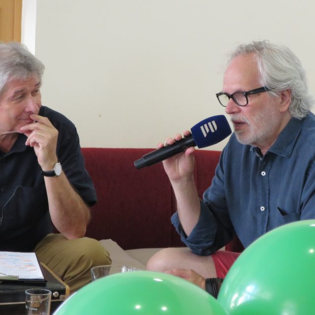 Petr Voldán a František Kinský v radioklubu Českého rozhlasu Hradec Králové | foto: Milan Baják,  Český rozhlas