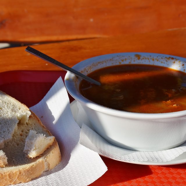Guláš s chlebem | foto: Fotobanka Pixabay