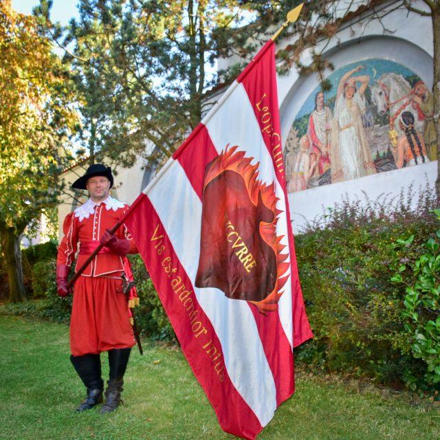 Evžen Petřík,  velitel kroměřížských Biskupských manů,  s replikou historického praporu,  pod kterým Kroměřížané v roce 1643 bránili město | foto: Zdeněk Urbanovský,  Český rozhlas
