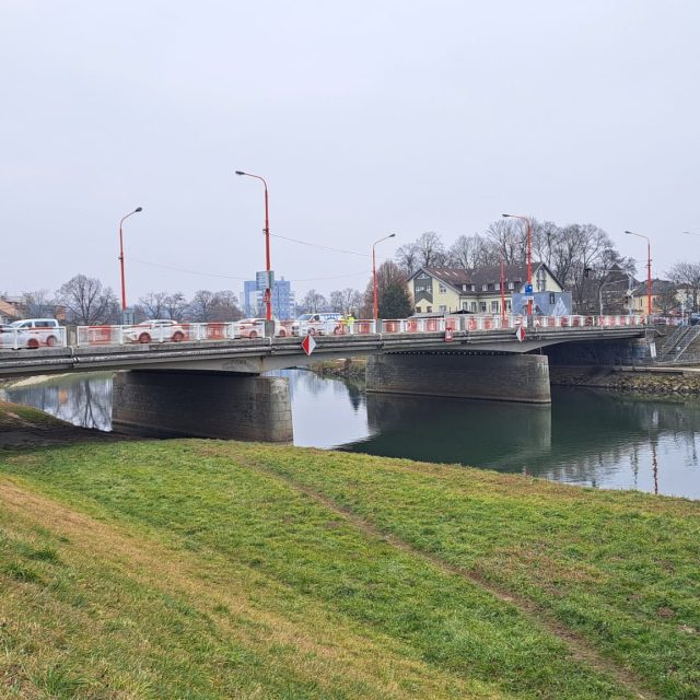 Uherské Hradiště,  oprava mostu Jana Antonína Bati přes řeku Moravu,  únor 2025 | foto: Michal Sladký,  Český rozhlas