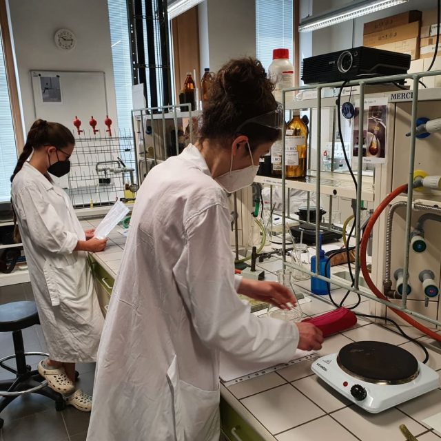 Laboratoře Fakulty technologické Univerzity Tomáše Bati ve Zlíně,  studenti dohánějí výuku | foto: Roman Verner,  Český rozhlas