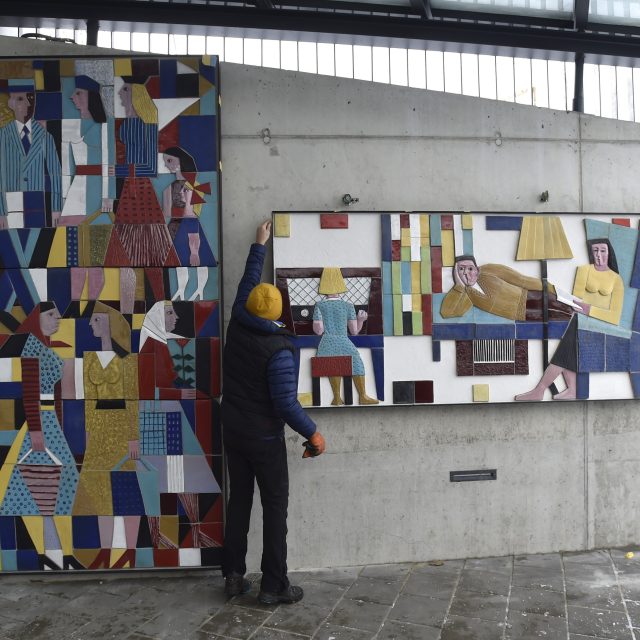 Obchodní dům Zlín,  keramický reliéf,  výtvarné dílo,  autor Vladislav Vaculka,  výtvarník,  instalace | foto: Dalibor Glück,  Profimedia