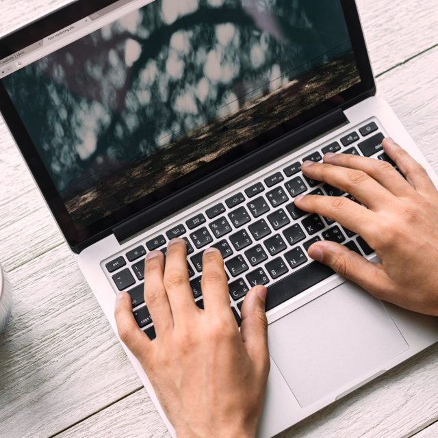 Muž nabízel ke stažení desítky filmů | foto:  rawpixel,  Fotobanka Unsplash