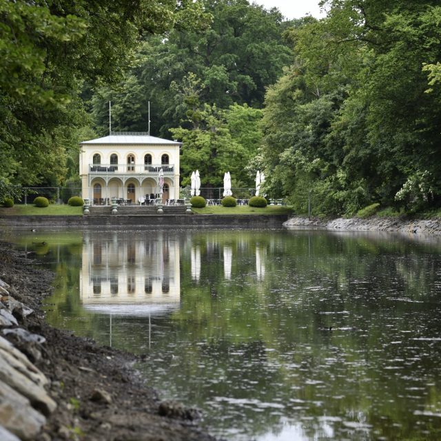 Rybníky v kroměřížské Podzámecké zahradě se vrací do své bývalé krásy | foto: Dalibor Glück,  ČTK