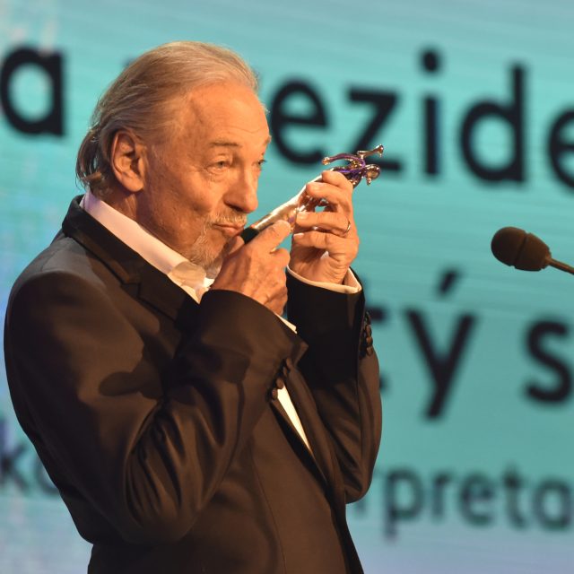 Karel Gott s další trofejí do své bohaté sbírky | foto: Dalibor Glück,  ČTK