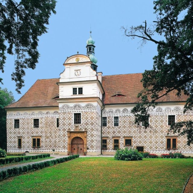 Zámek Doudleby nad Orlicí - čelní pohled | foto: archiv zámku Doudleby nad Orlicí