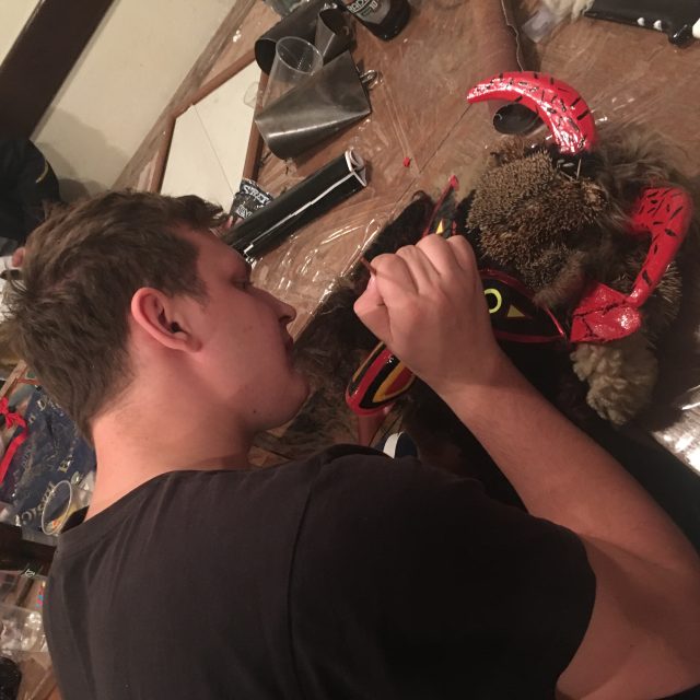 Příprava čertů v Lužné | foto: Miroslav Urubek