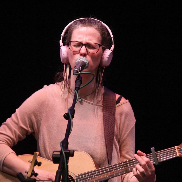 Trio Marie Tilšarová a Kdo jsme my v Českém rozhlase Olomouc | foto: David Jahoda,  Český rozhlas