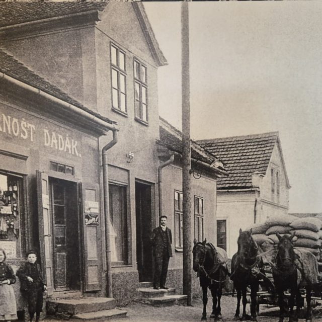 Domek na Zašovské ulici,  kde Arnošt Dadák začínal s prodejem pražené kávy | foto: Muzeum regionu Valašsko