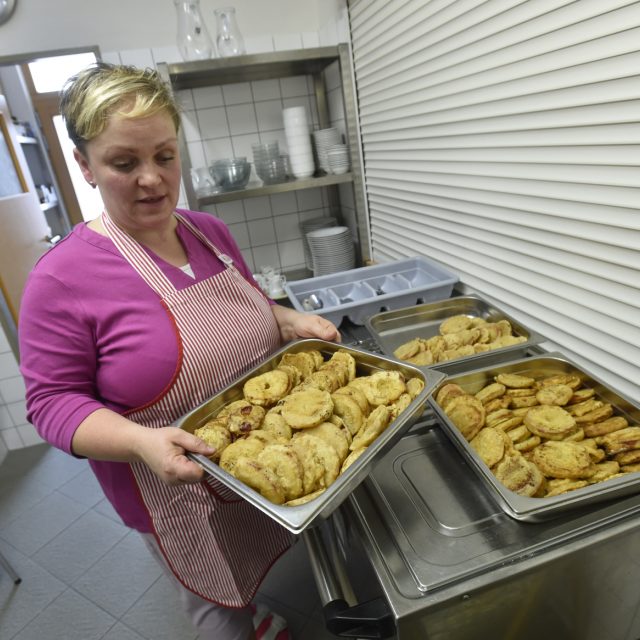 Vegetariánskou zabijačku připravila Lenka Šlahorová | foto: Dalibor Glück,  ČTK