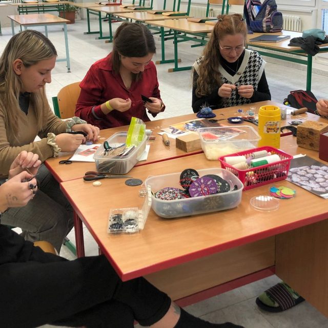 Vánoční ozdoby z rybích šupin vyráběly studentky módního návrhářství v Třeboni | foto: Jitka Cibulová Vokatá,  Český rozhlas