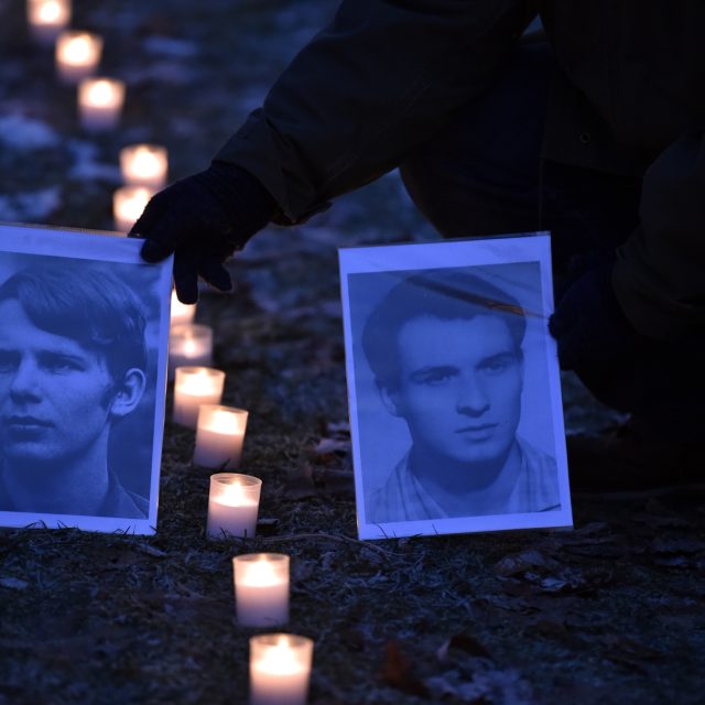 Sedm stovek metrů dlouhý řetěz vytvořený ze svíček ve Zlíně | foto: Dalibor Glück,  ČTK