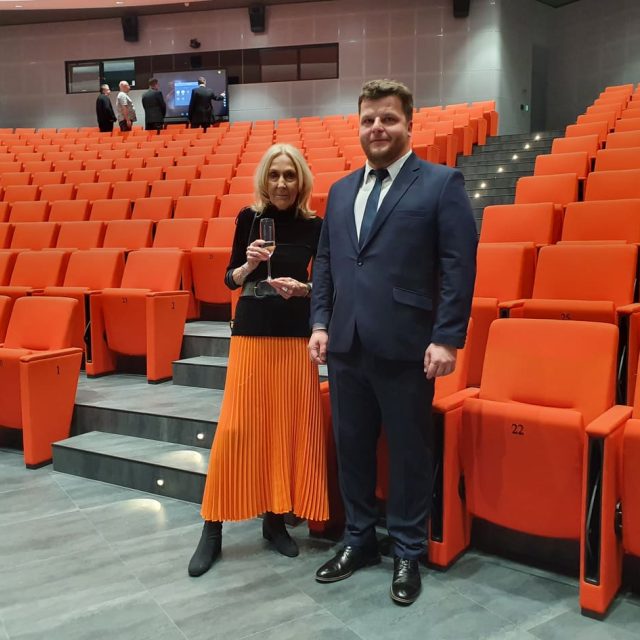 Nově zrekonstruovaná aula Univerzity Tomáše Bati ve Zlíně,  slavnostní ceremoniál 13. dubna 2022  (na fotografii Eva Jiřičná) | foto: Roman Verner,  Český rozhlas
